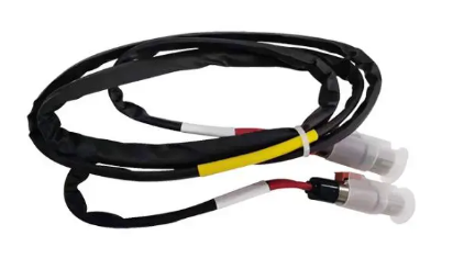 SolaX Extra Kabel 2.5m, 4 Batt. T30, schwarzes Kabel auf weißem Hintergrund