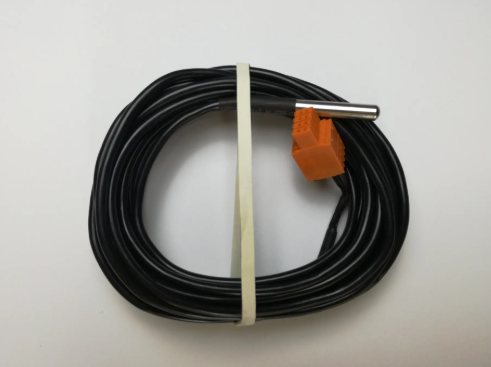 my-PV Temperatursensor für AC THOR, zusammengewickeltes Kabel auf weißem Hintergrund